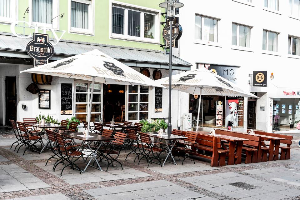 Das City Braustüb‘l ist ein bayrisches Restaurant mit traditionell-gemütlichem Ambiente. Neben bayrischer und regionaler Küche bietet das Braustüb‘l außerdem täglich wechselnde Mittagsangebote.