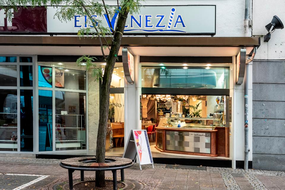 Seit 1934 bietet Eis Venezia in Darmstadt original italienisches Eis an, was aus hochwertigen Zutaten täglich frisch hergestellt wird.Diese Filiale ist zwischen April und Oktober geöffnet, von Oktober bis November verkauft Lebkuchen Schmidt aus Nü...