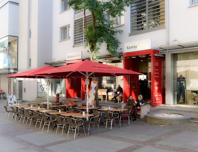 Die Kaffee Bar ist ein Café im Herzen der Darmstädter Innenstadt. Neben zahlreichen Kaffeevariationen gibt es hier eine große Auswahl an frischen Backwaren und anderen Snacks.