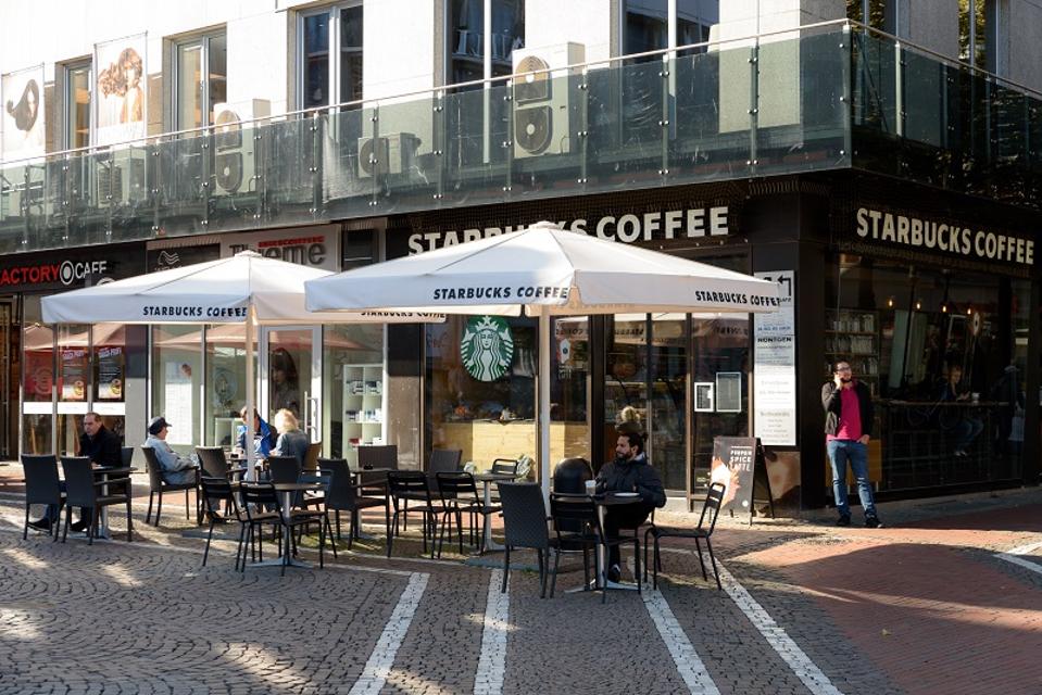 In allen teilnehmenden Geschäften der Darmstädter Innenstadt können Sie sich gratis Ihre Trinkflaschen mit Leitungswasser auffüllen lassen.

Starbucks ist ein beliebter Treffpunkt für Kaffeeliebhaber mit saisonal wechselnden Angeboten.