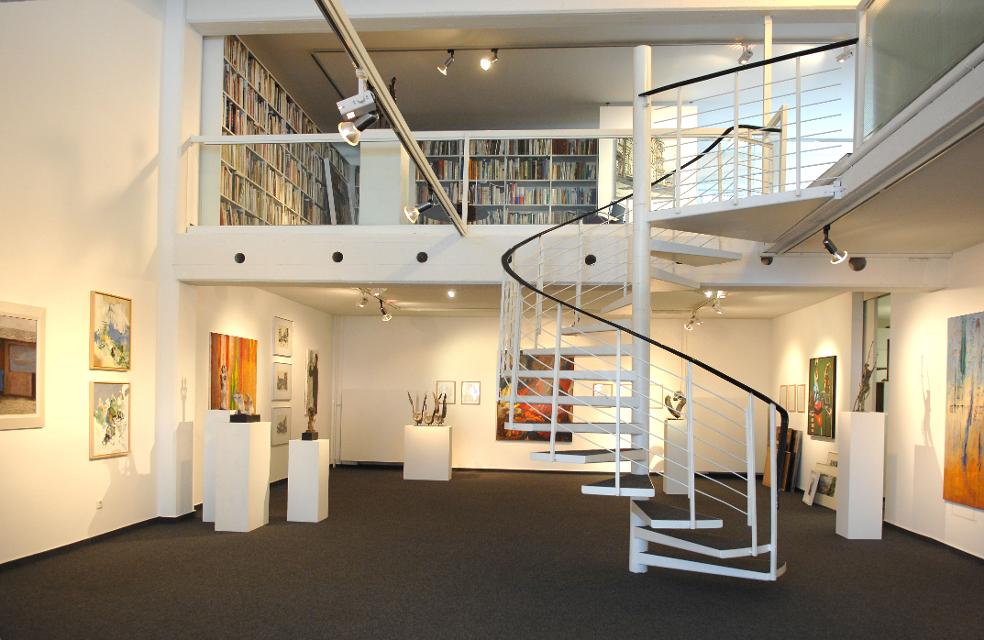 Die Galerie Netuschil, 1976 gegründet, vertritt zeitgenössische Kunst des 20. und 21. Jahrhunderts, Malerei, originale Arbeiten auf Papier und Druckgraphik, mit Schwerpunkt Skulptur. Einzel- und Themenausstellungen gehören zum Galerieprogramm. Übe...