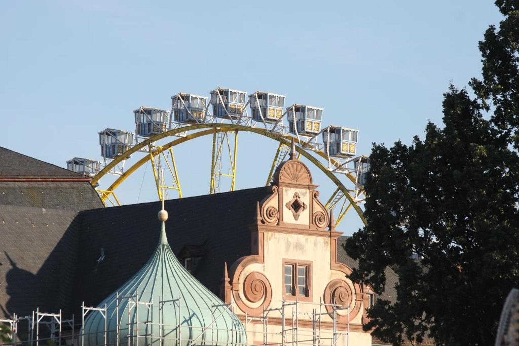 Der Heimatverein Darmstädter Heiner e.V. organisiert das seit 1951 statt findende Darmstädter Heinerfest, das immer am ersten Juli-Wochenende statt findet. Das Heinerfest ist eines der vielfältigsten Innenstadtfest Deutschlands und bietet in der Innenstadt rund um das Schloss ein vielfältiges Pro...