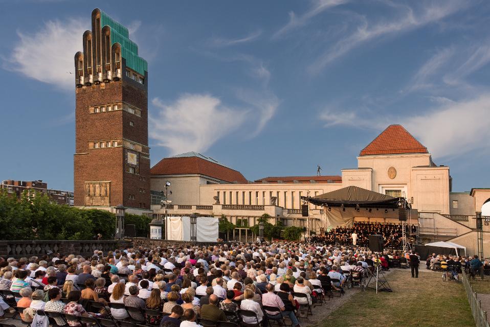 Die Darmstädter Residenzfestspiele sind ein jährlich im Juli und August in Darmstadt stattfindendes Musikfestival. Sie wurden 2001 von Wolfgang Seeliger gegründet und zunächst vom Konzertchor Darmstadt, mittlerweile vom eigenständigen Verein Darmstädter Residenzfestspiele e.V. veranstaltet. Die R...