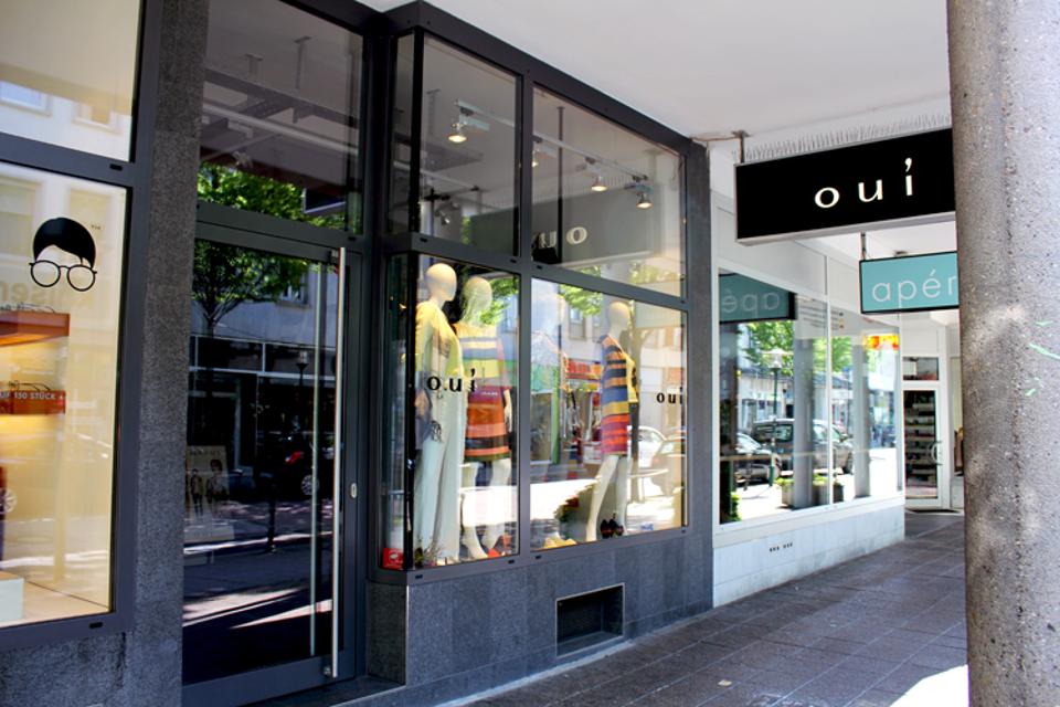 Der Oui Store in der Schulstraße steht für Familie, Verbundenheit, Tradition und Kundennähe und bietet farbenfrohe und innovative Damenmode von Größe 34 bis 46.