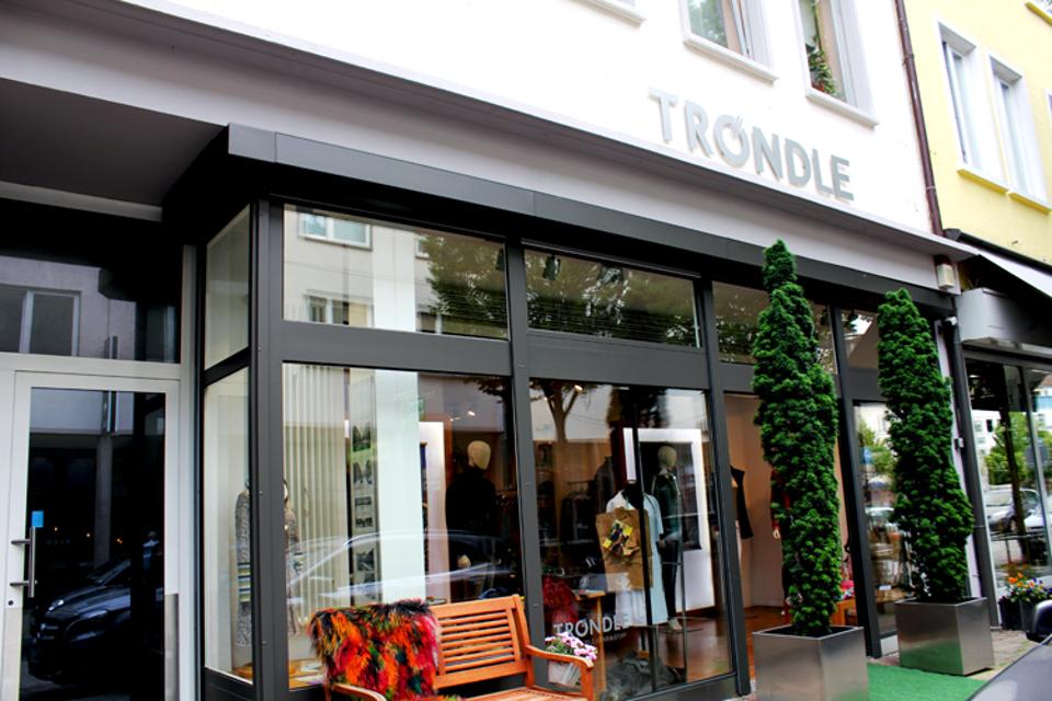 Tröndle ist ein Traditionsgeschäft mit über 125-jähriger handwerklicher Geschichte. Früher ein klassisches Pelzgeschäft ist Tröndle heute ein kreatives  Mode- und Maßatelier für Stoffe, Leder und Fell, mit einem großzügigen schönen und einladenden Ladenlokal mitten im Zentrum von Darmstadt. Das A...