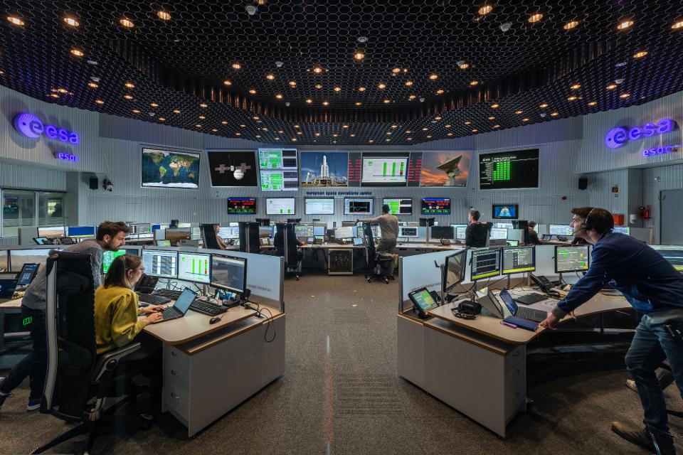 Seit 1967 werden hier im European Space Operations Centre (ESOC) in Darmstadt Weltraum-Missionen konzipiert und gesteuert. Auch das weltweite Netz der ESA-Bodenstationen wird von hier aus betrieben, um den Kontakt zu den Missionen zu halten. In diesem Kontrollzentrum wurden über 80 ESA-Mission...