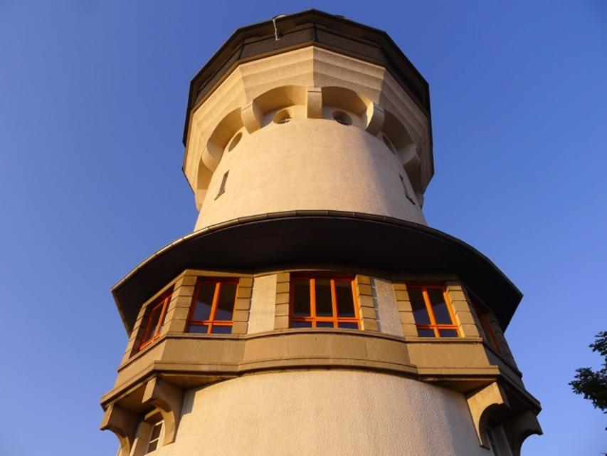 Der markante Wasserturm wurde 1910 von den Architekten Friedrich Mettegang erbaut. Im Jugendstil dem Darmstädter Hauptbahnhof angeglichen sollte er 1978 abgerissen werden. Der heutige Besitzer, der Musiker und Architekt Albrecht Pfohl alias 
