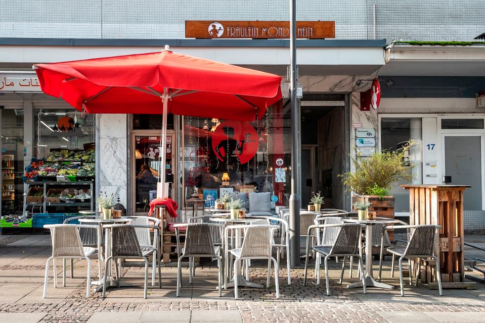 Das Café Fräulein Mondschein ist zentral in der Fußgängerzone nur 200 Meter vom Luisenplatz entfernt gelegen. Die Kuchentheke bietet unter anderem Apfelkuchen (vegan), Käsekuchen oder Karottenkuchen (glutenfrei).Refill-Partner:In allen teilnehmend...