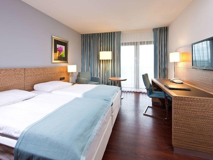 Das Maritim Hotel Darmstadt umfasst 352 Zimmer mit 6 Tagungsräumen und einer Tiefgarage mit 150 Stellplätzen. Darüber hinaus bietet es eine hervorragende Lage für sämtliche Aktivitäten in Darmstadt, Frankfurt und dem gesamten Rhein-Main-Gebiet.
Mi...