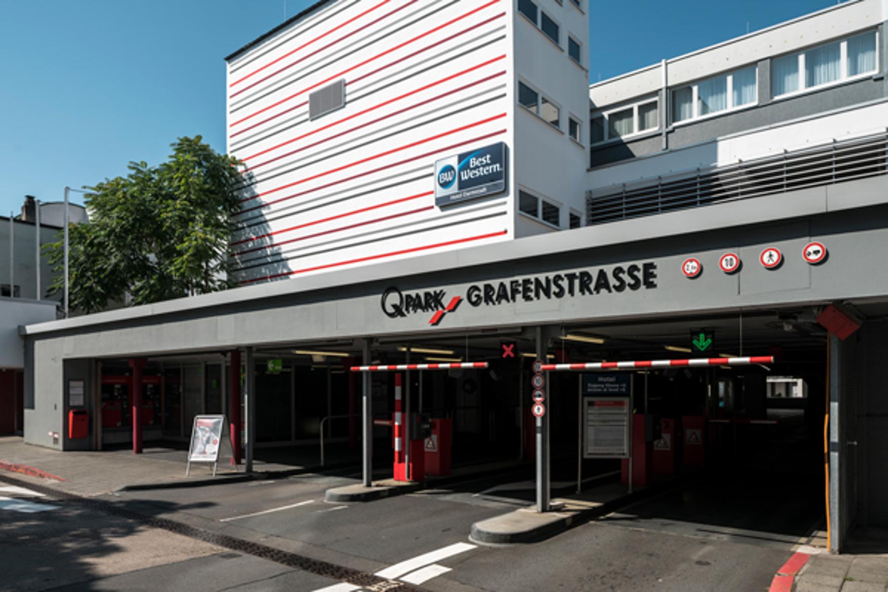 Das Parkhaus Grafenstraße befindet sich nur wenige Gehminuten vom Stadtzentrum entfernt und ist 24 Stunden am Tag geöffnet. Preis: 1 Stunde / 2,50 € Tageshöchstgebühr: 17 € Einfahrtshöhe: 1,95 m