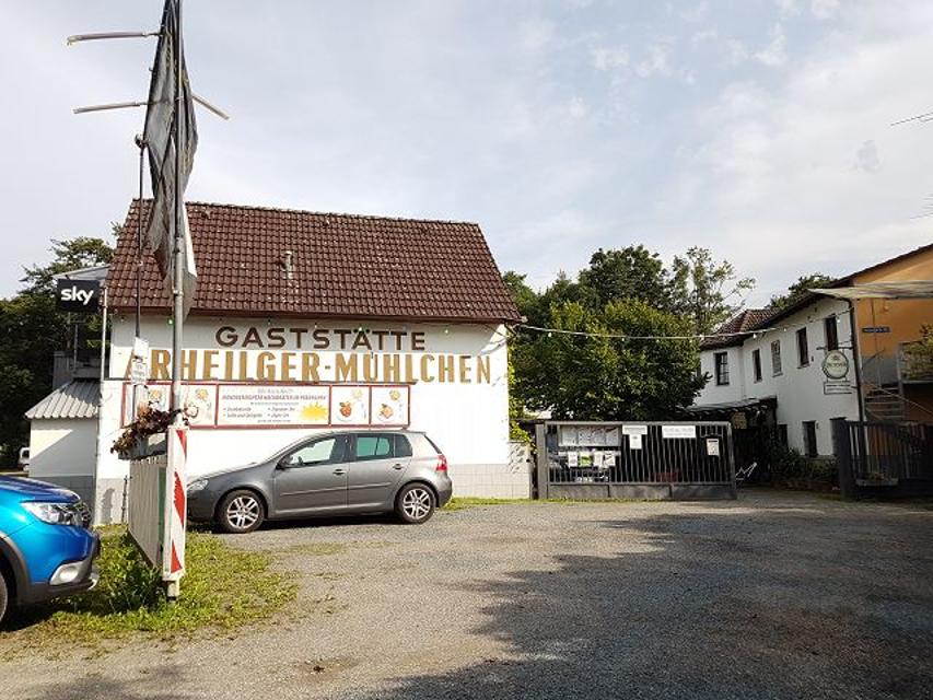 Das Arheilger Mühlchen bietet deftige deutsche Kost wie Matjes und Braten im rustikalen Lokal mit Holzmobiliar und Biergarten direkt am Badesee.