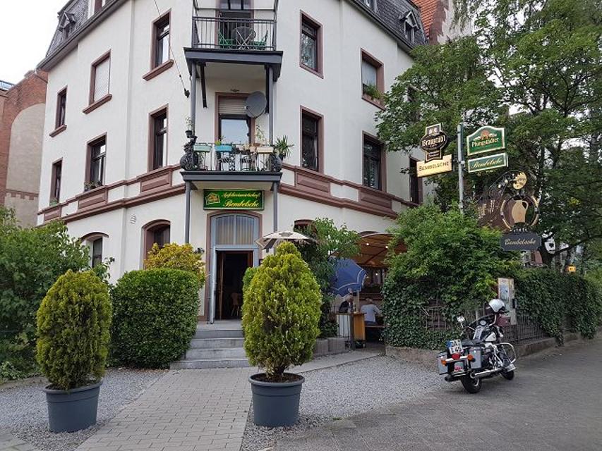 Das Bembelsche ist ein traditionelles Restaurant unweit des Herrngartens, das bekannt ist für frisch gekelterten Apfelwein und deftige deutsche Küche.