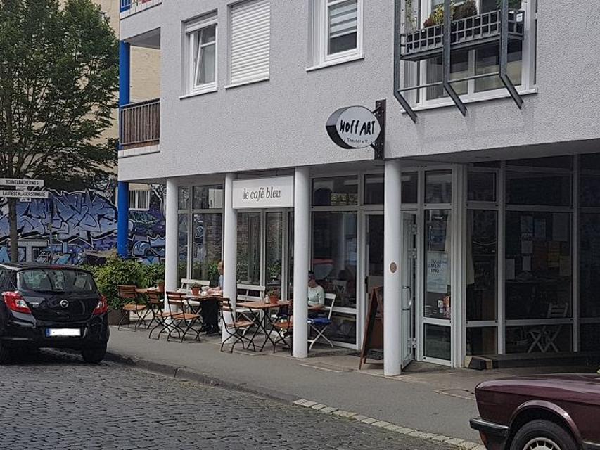 Das Le Café Bleu ist ein helles, freundliches Café im Martinsviertel und liegt unweit der TU Darmstadt. Neben Kaffee und Kuchen werden hier auch verschiedene kleine Snacks wie Quiches, Suppen, Kuchen, Tartes, Tartelettes, Cockies, Brioches und wei...