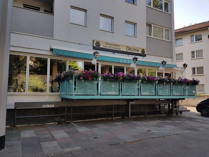 Das Restaurant Delphie ist ein griechisches Restaurant mitten an der Heidelberger Straße. Hier werden deftige griechische Spezialitäten sowie Fleisch und Fisch von Grill angeboten.