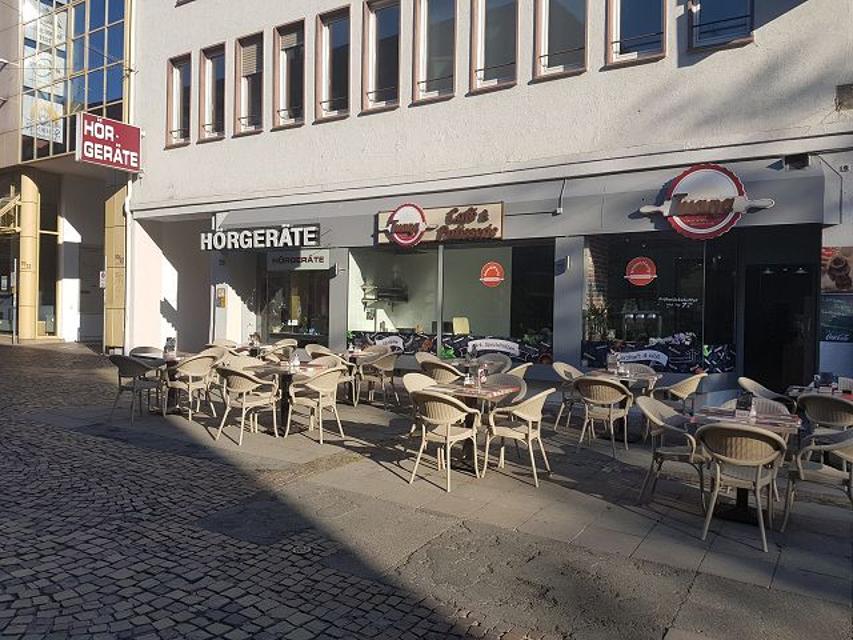 Tuana Café & Patisserie liegt direkt in der Darmstädter Fußgängezone und ist auf Türkische Backwaren spezialisiert. Sonntags wird hier auch ein Frühstücksbuffet angeboten.
