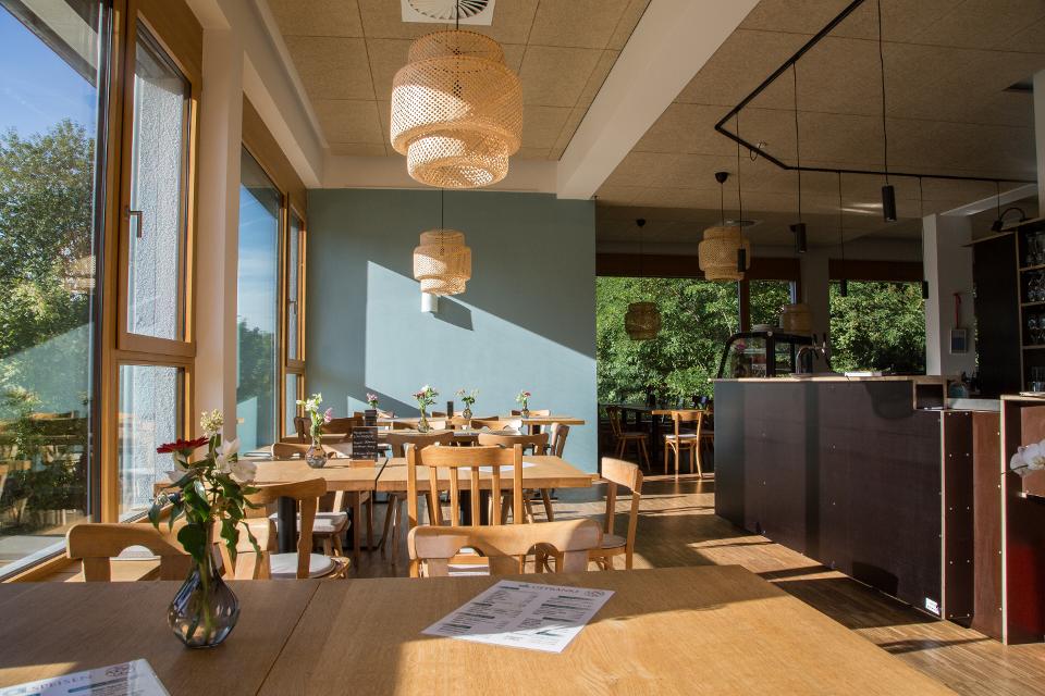 Since Sept 2021, the König family has been running the restaurant directly at Ostbahnhof/Park Rosenhöhe, with 60 seats inside and 80 outside. BIO, REGIO and FAIR is the drive and the claim of the new tenants.

Oriental cuisine, vegetarian and vegan dishes as well as selected meat dishes are on th...