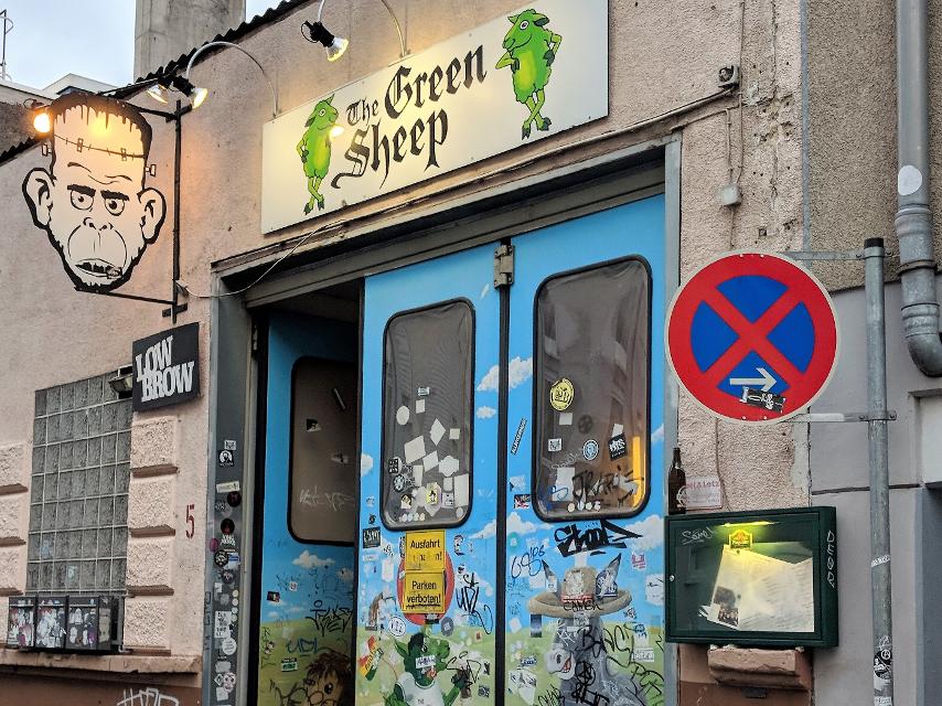 Das Green Sheep Pub bietet auf dem Gebiet des Whisk(e)ys eine sehr große Auswahl und fachkompetente Beratung. Es hat über 90 Abfüllungen aus Schottland, Irland, Deutschland und Übersee im Portfolio gelistet. Darüberhinaus gibt es noch weitere Spec...