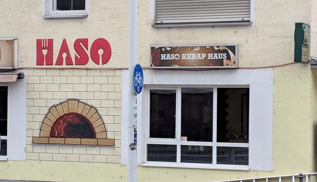 Das Haso Kebab ist ein Restaurant / Imbiss, das durchgehend warme Küche und täglich frische Speisen wie Döner, Pizza, Lahmacun oder Salat aus eigener Herstellung anbietet.