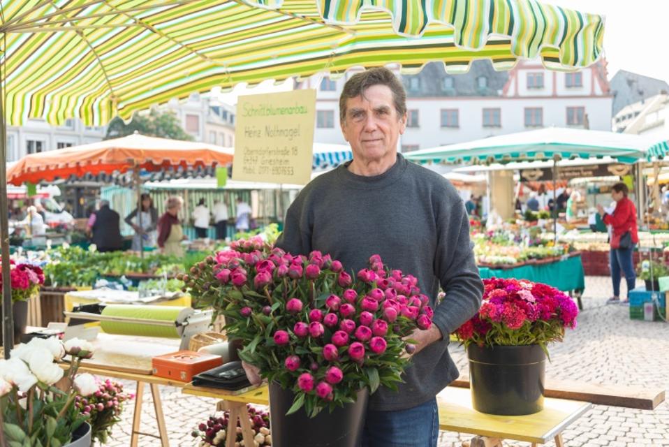 Heinz Nothnagel, wohnhaft in Griesheim, ist seit 2016 Teil des Darmstädter Wochenmarktes.

Er bietet verschiedenste regionale Schnittblumen an, darunter Pfingstrosen, Dahlien, Sonnenblumen, Freilandschnittblumen (Mai bis Oktober) aber auch Bauerns...