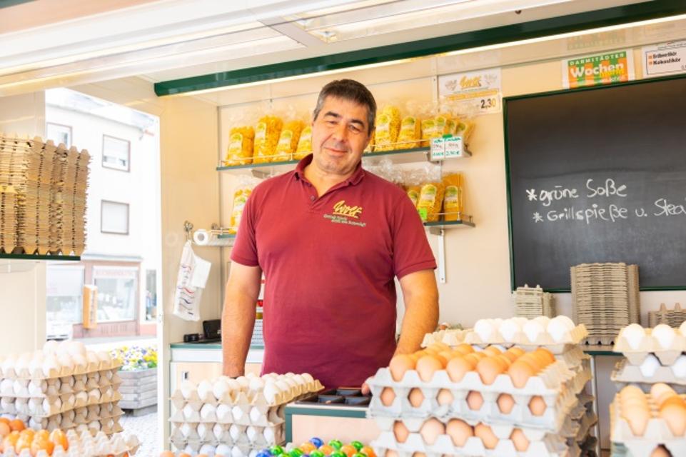Gerhard Wolf, wohnhaft in Trebur, ist seit 1971 Teil des Darmstädter Wochenmarktes.

Er bietet Eier, Geflügel, Kartoffeln und Gemüse an. Doch auch Eierlikör in verschiedensten Variationen gehören zu seinem Sortiment. 

Name: Gerhard Wolf
Produkte:...