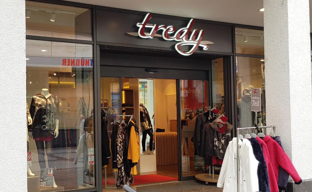 tredy Fashion bietet eine abwechslungsreiche Kollektion in den Größen 36 bis 48. Hier sind für jeden Geschmack die richtigen Styles und Trends dabei, die in keinem Kleiderschrank fehlen dürfen.