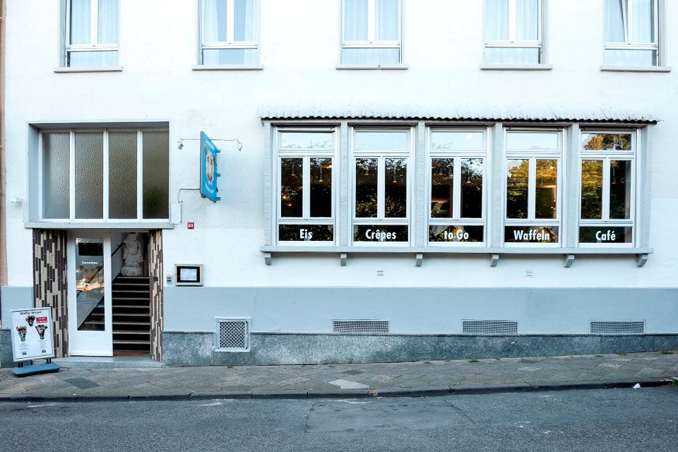 Eine heiße ofenfrische Waffel gefällig? Das Café in Darmstadt steht ganz im Zeichen von Waffeln und Crêpes, die nach eigenem Geschmack zusammengestellt werden können. Das gemütliche Café bietet 46 Sitzplätze und 24 weitere Sitzplätze im Garten,...