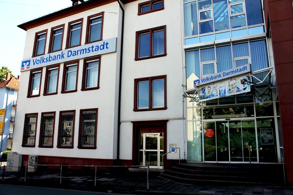 Das Kunden-Center der Volksbank Darmstadt im City Carree bietet ein breites Angebotsspektrum an Beratung und Service. Die Filiale verfügt über mehrere direkt zugängliche Serviceterminals, die von 5 bis 24 Uhr geöffnet sind. Der Geldautomat im Carree ist durchgehend zugänglich.