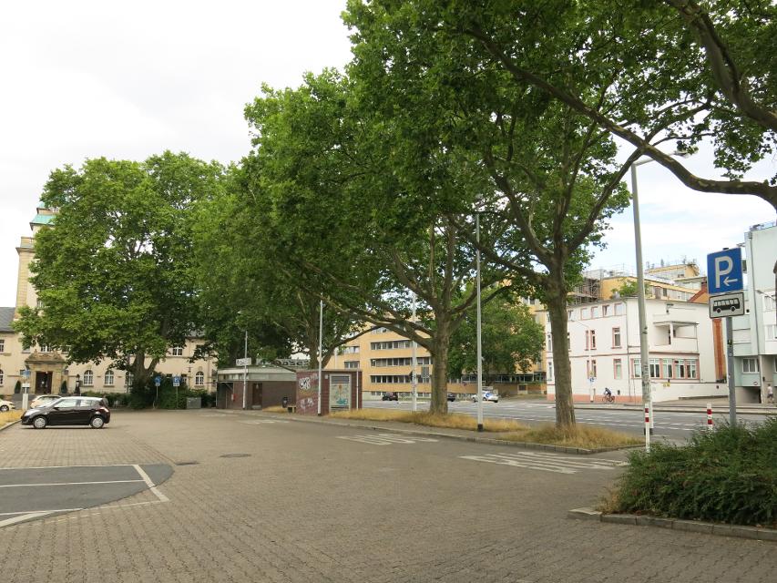 Der Busparkplatz am Jugendstilbad (Mercksplatz) bietet Platz für 2 Busse.