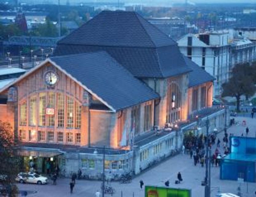 Als der Darmstädter Hauptbahnhof 1912 eröffnet wurde, war er der erste große Durchgangsbahnhof in Deutschland. Das Gebäude entstand nach Entwürfen von Friedrich Pützer und zeigt zahlreiche Jugendstilelemente. An der Gestaltung waren Künstler der M...