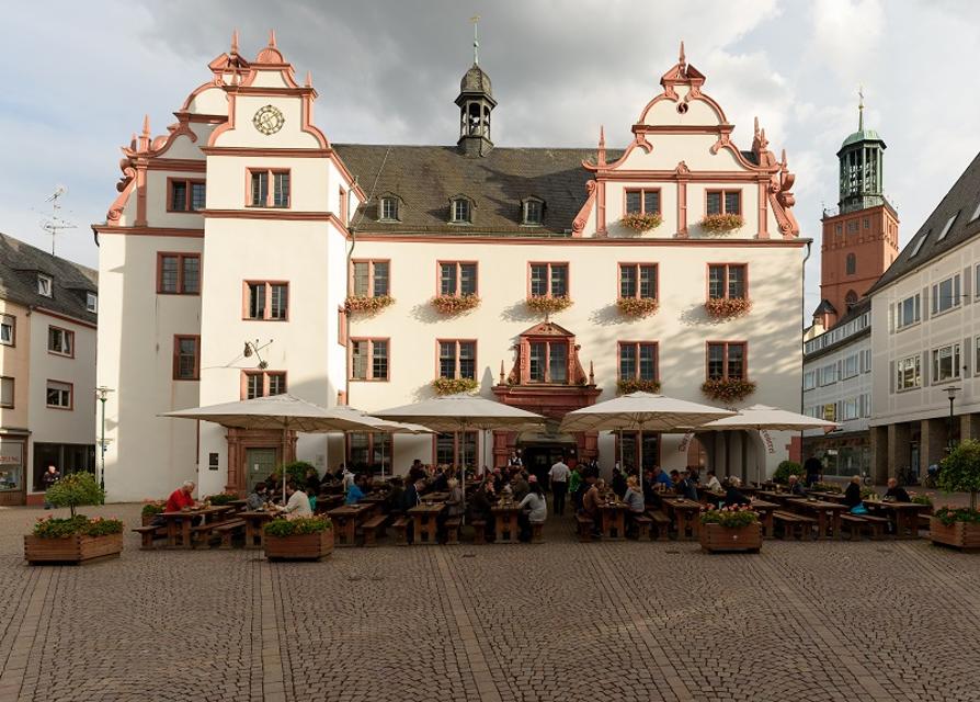 Die Darmstädter Ratskeller Hausbrauerei liegt auf der Südseite des Marktplatzes gegenüber dem Schloss. Neben hausgebrautem Bier bietet das Restaurant eine Vielzahl an gutbürgerlichen Speisen.