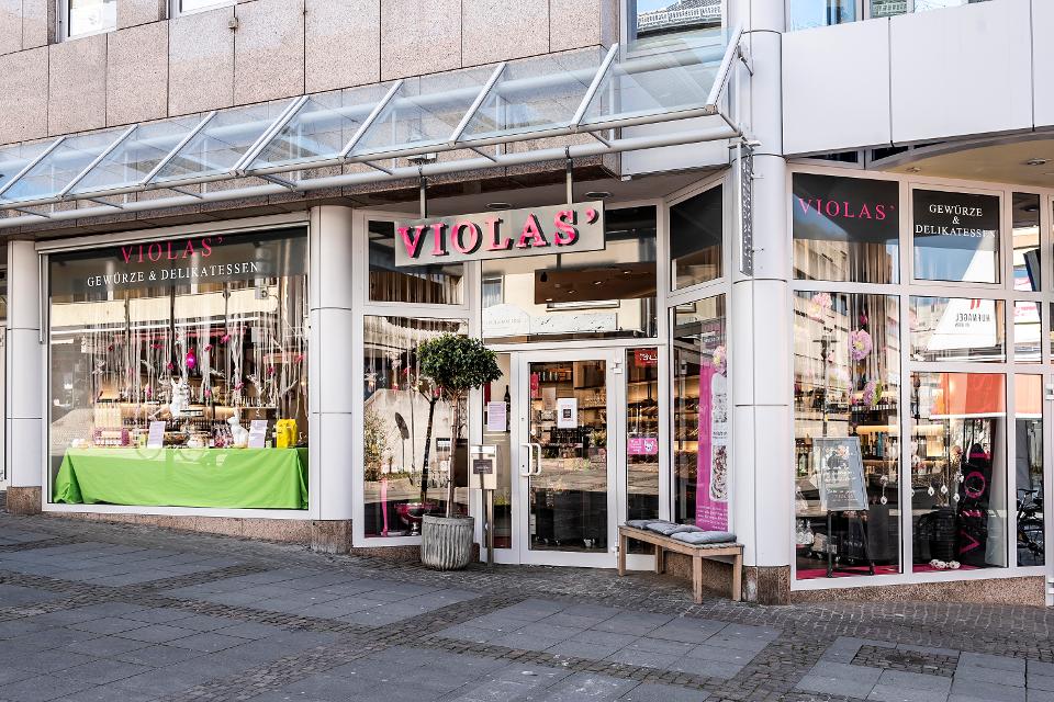 Seit September 2015 bietet VIOLAS’ in der Wilhelminenstraße eine kulinarische Schatzkammer die nicht nurdie Herzen der Gourmets und engagierten Köchinnen und Köche höherschlagen lässt. Frische, exotische und außergewöhnliche Gewürze, Salze, Öle, E...