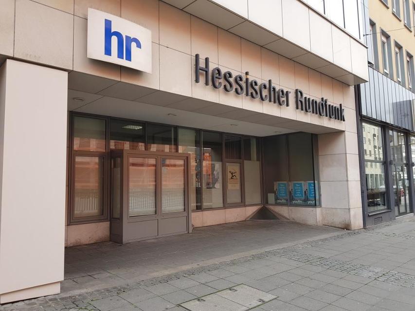 Das Studio Darmstadt berichtet mit der hr4-hessenschau zuverlässig über das, was die Menschen in Südhessen und im Rhein-Main Gebiet bewegt. Dafür fasst die Redaktion vier Mal pro Werktag Aktuelles, Informatives und Amüsantes aus der Region kompakt zusammen.