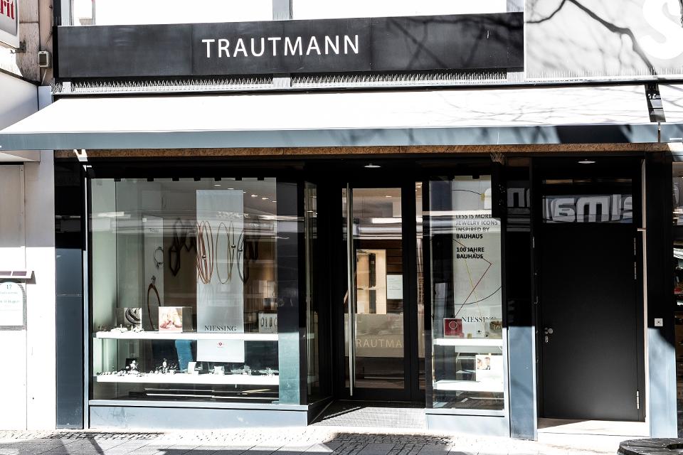 Juwelier Trautmann bietet Design-Schmuck und Spannringe von Niessing sowie Colliers, Anhänger, Armspangen, Ringe und Ohrschmuck verschiedener Markenhersteller. Außerdem hochwertigen Brillantschmuck sowie Unikate aus eigener Fertigung. Darüberhinau...