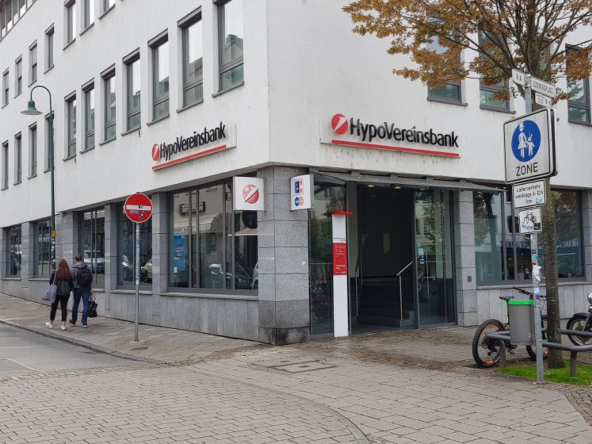 Die Mitarbeiter der HypoVereinsbank-Filiale in Darmstadt beraten die Kunden rund um die Themen Girokonten, Kreditangebote sowie Anlegen & Sparen. Zur Verfügung steht auch nützliches Informationsmaterial für Finanzen.