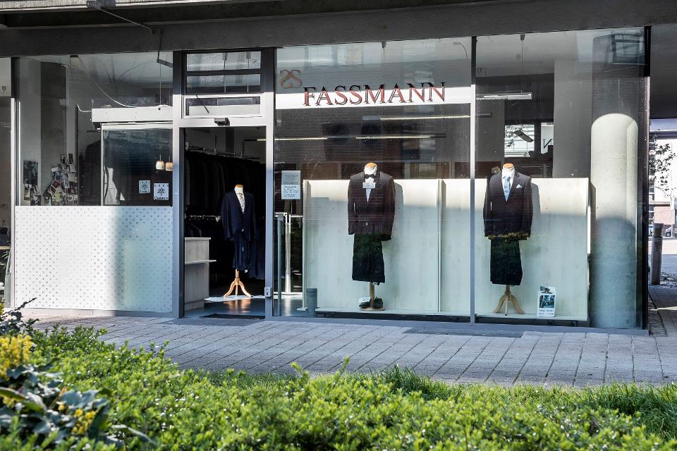Fassmann - Mode für Männer bietet hochwertige Anzüge sowie eine individuelle Stilberatung für Business-Outfits und Hochzeitsanzüge.
