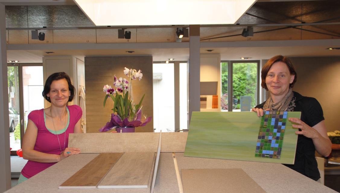 FADEL_RAUMIDEE ist als Dienstleister für Bauvorhaben aktiv! Anja & Melanie Fadel, die beiden Geschäftsführerinnen in vierter Generation, verschönern Räume mit Fliesen und Naturstein. Im 200 m²-großen Showroom bieten sie fast 2.000 Muster in ein...