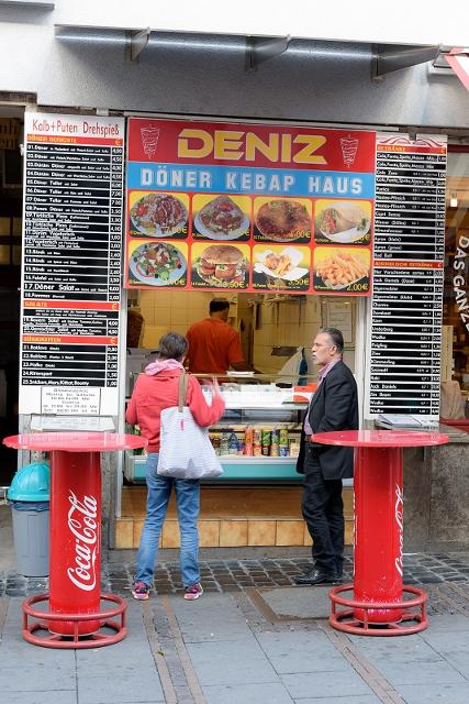 Deniz Döner ist ein klassischer Döner-Imbiss mit zahlreichen türkischen Speisen.