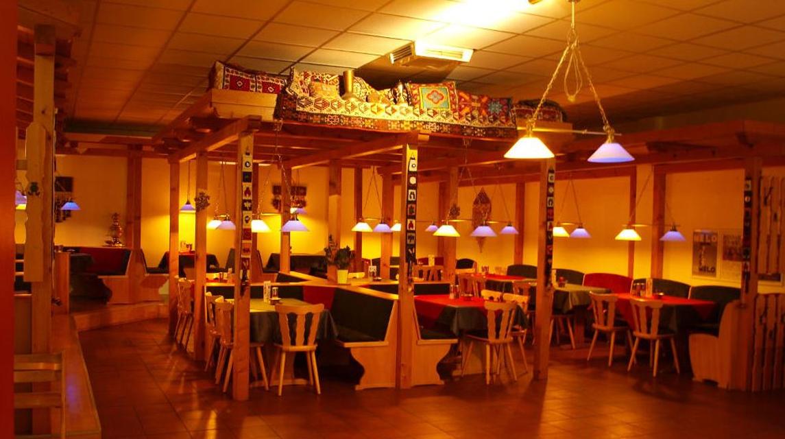 Das Restaurant Ararat bietet eine ausgewogene Küche mit vegetarischen Gerichten und Fleischspeisen an. Lieferungen sowie Speisen zum Mitnehmen sind auch möglich.