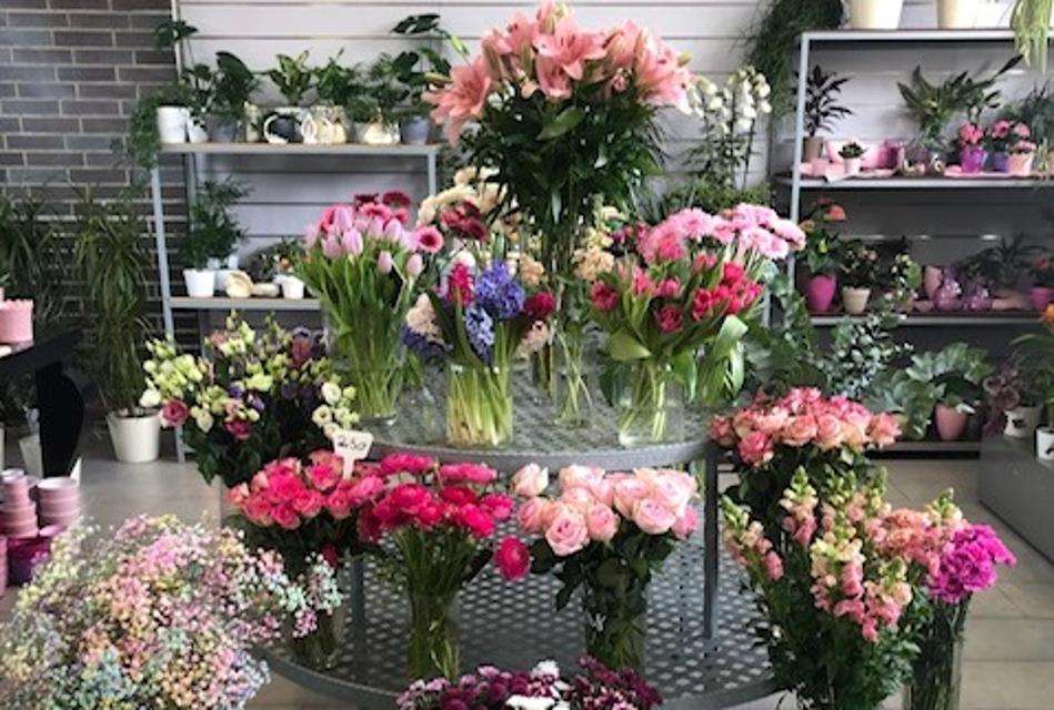 Damla Sahin bietet in ihrem Blumenladen im Hauptbahnhof Sträuße und Gestecke an. Für jeden Anlass mit Blumen wird man hier fündig.