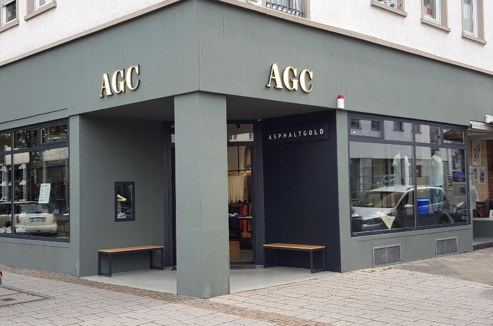 Asphaltgold hat inzwischen zwei Läden in Darmstadt. AGC, kurz für asphaltgold club, bietet neben einem exklusiven Sneakersortiment für Sie & Ihn einen stärkeren Fokus auf contemporary Streetwear. Das Ladenlokal am Ludwigsplatz umfasst rund 125 ...