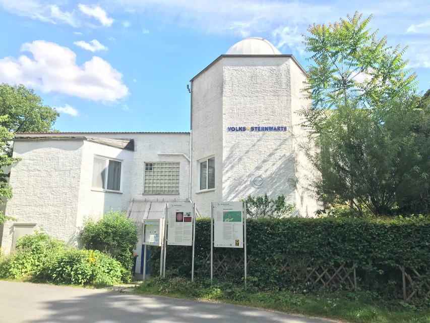 Seit 1981 existiert das Observatorium auf der Ludwigshöhe, einem beliebten Ausflugsziel im Süden Darmstadts und eine der höchsten Stellen der Stadt. Das Gebäude wurde mit sehr viel Arbeitseinsatz, zu einem großen Teil von den Vereinsmitgliedern se...
