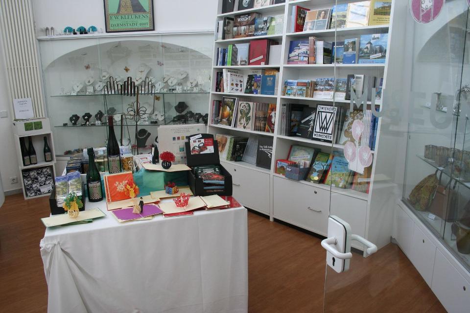 Der Museumsshop im Oktogon bietet neben Büchern, Postkarten und Plakaten auch kleinere und größere Geschenke- und Gebrauchsartikel sowie hochwertigen Schmuck.