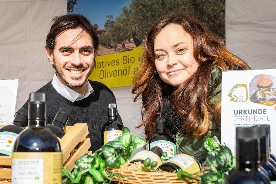 Salvatore Viviano’s Familie stellt seit über drei Generationen biologisch angebautes Olivenöl nativ extra her. Die Oliven werden von Hand geerntet und innerhalb von 2 Stunden nach der Ernte zu Olivenöl verarbeitet. Somit wird eine sehr hohe Qualität sichergestellt und der Erhalt der wertvollen An...