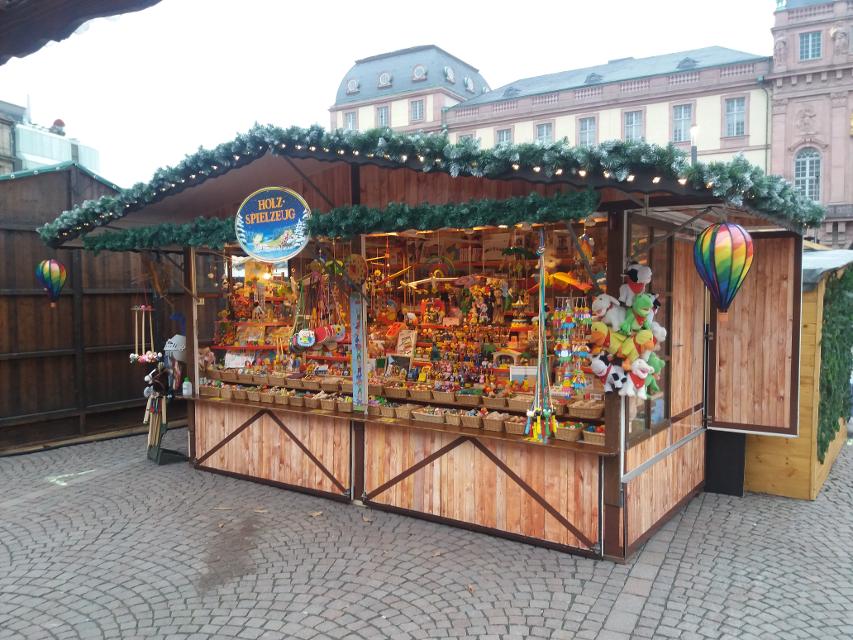 Kinderspielzeuge aus Holz werden selten – aber auf dem Darmstädter Weihnachtsmarkt gibt es sie noch!
