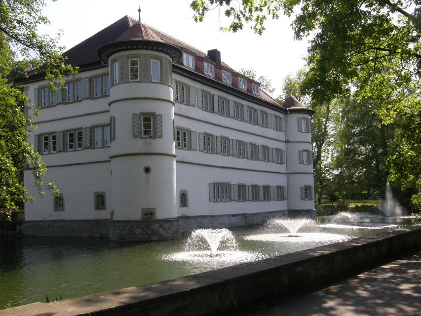 Eine ab dem 12. Jahrhundert errichtete Burganlage oberhalb von Heinsheim am Neckar. Der älteste Teil der Burg ist die etwa zwei Meter starke Ringmauer um die Kernburg.
