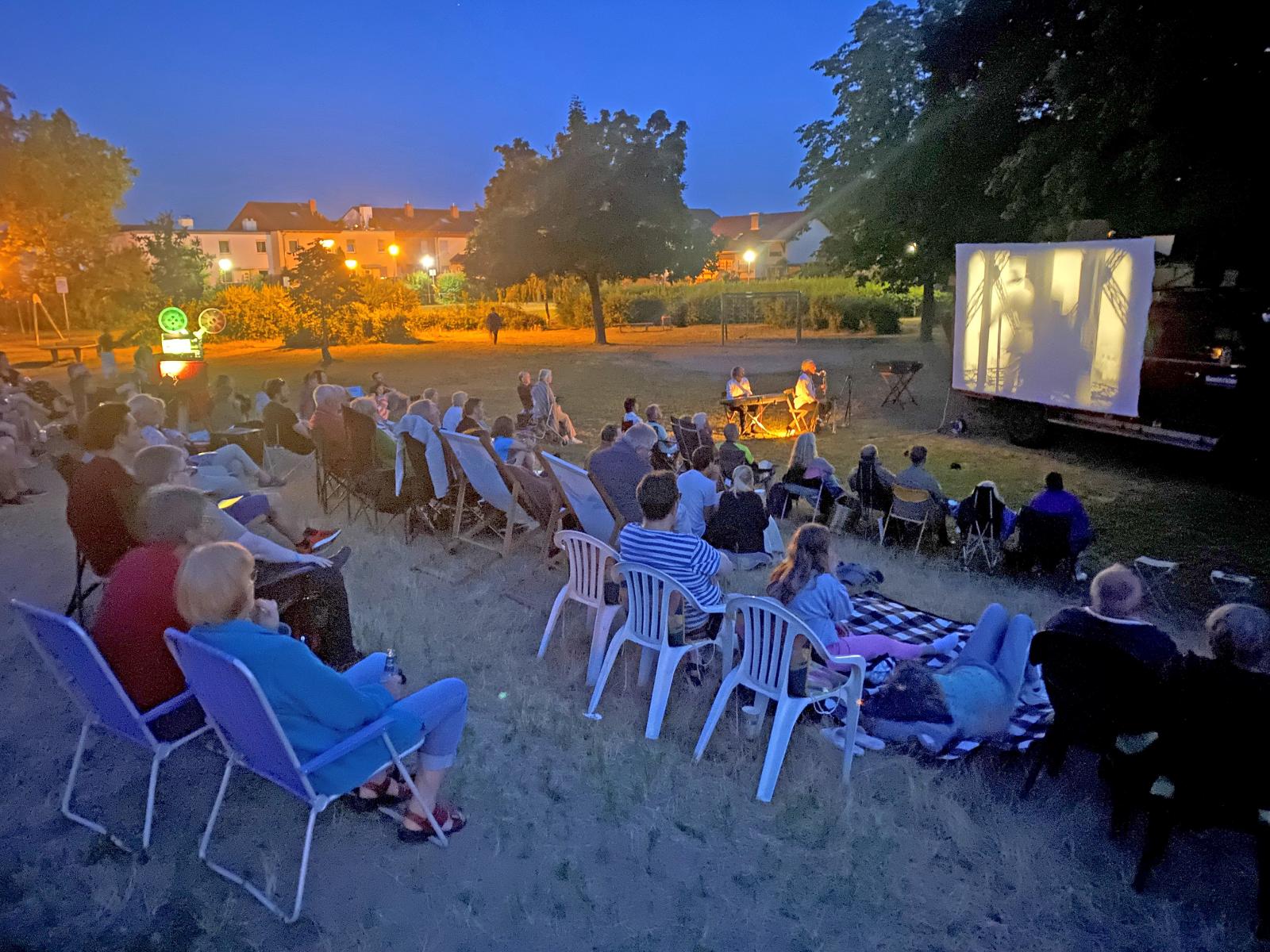 Das Open-Air-Wanderkino  kommt am 29. Mai, nach Anbruch der Dunkelheit, in den Bürgerpark nach Münster und präsentiert Stummfilme mit Musik.