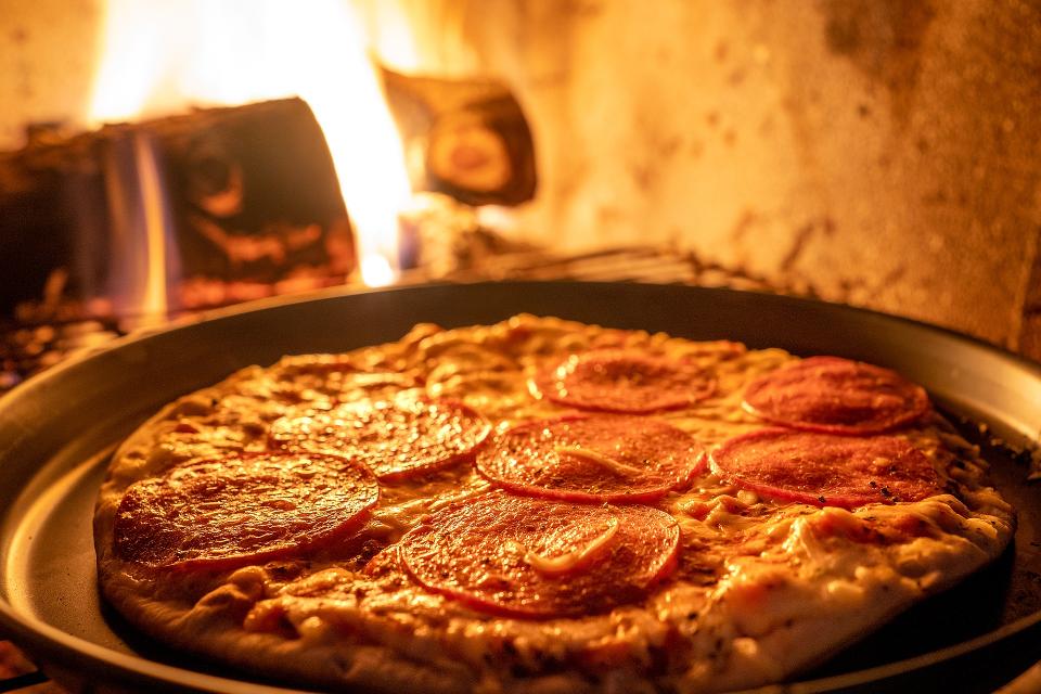 Die Mosbacher Holzofenstube ist ein Restaurant der besonderen Art. Pizza im “Baukastensystem” auf der Basis der schlichten “Margharita” kann man sich ganz nach Gusto mit einer reichlichen Auswahl an Belag selbst zusammenstellen. 