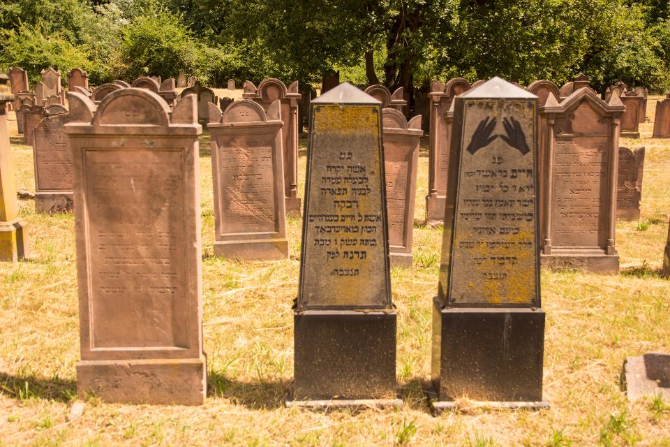 Joachim Dietermann, Pfarrer der Evangelischen Kirche in Hessen und Nassau, bietet Führungen über den jüdischen Landfriedhof in Alsbach an, der der größte jüdische Landfriedhof in Hessen ist.