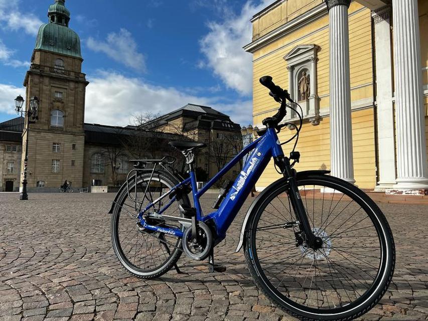 Vier hochwertige Trekking E-Bikes des Darmstädter Herstellers cucuma stehen im Darmstadt Shop am Luisenplatz zum Ausleihen bereit. 