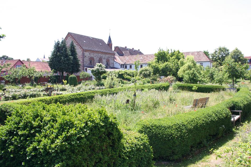 Am Sonntag, 10. Juli 2022 von 14 bis 20 Uhr ist der Klostergarten (Kapuzinerkloster, Kosterpforte Minnefeld 36) geöffnet.